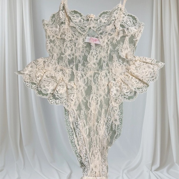 Elegant Lace Bodysuit in Cream - Picture 1 of 3